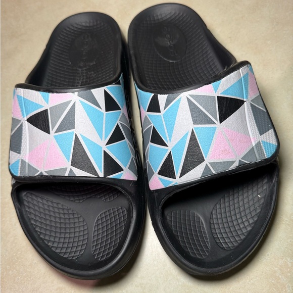 OOFOS Geometric Slide Sandals in Black, Blue, and Pink Sz-9W Pre -owned - Picture 1 of 5